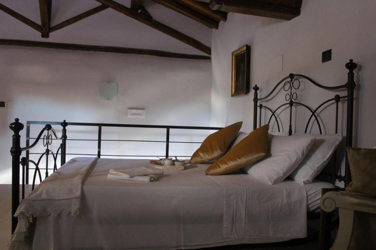 Palazzo Geremia - Le Dimore Dell'Antiquario Apartment Ачиреале Екстериор снимка